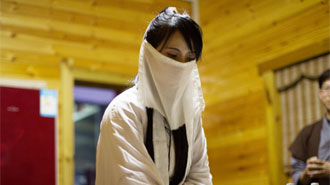 河南餐厅现“蒙面”美女服务员