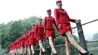 95后准空姐山间练形体 尽显美腿