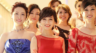 90后美女月入近万 专为懒人整理衣柜