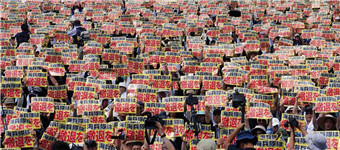 冲绳数万人集会　抗议驻日美军残虐暴行