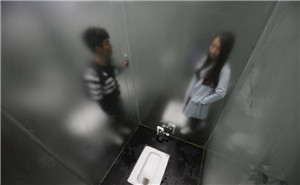 长沙现全透明玻璃厕所 游人羞涩“观厕”