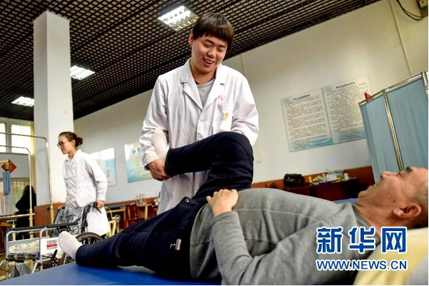 河北邢台市医专老年养护中心的康复师为老人做康复训练。新华社记者朱旭东摄