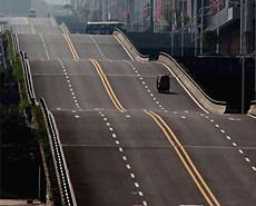 重庆现波浪形公路 司机称腾空很刺激