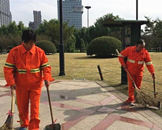 大妈住别墅开豪车 却坚持每天6点去扫地