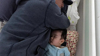 奶爸用身体为娃挡风 网友：暖哭