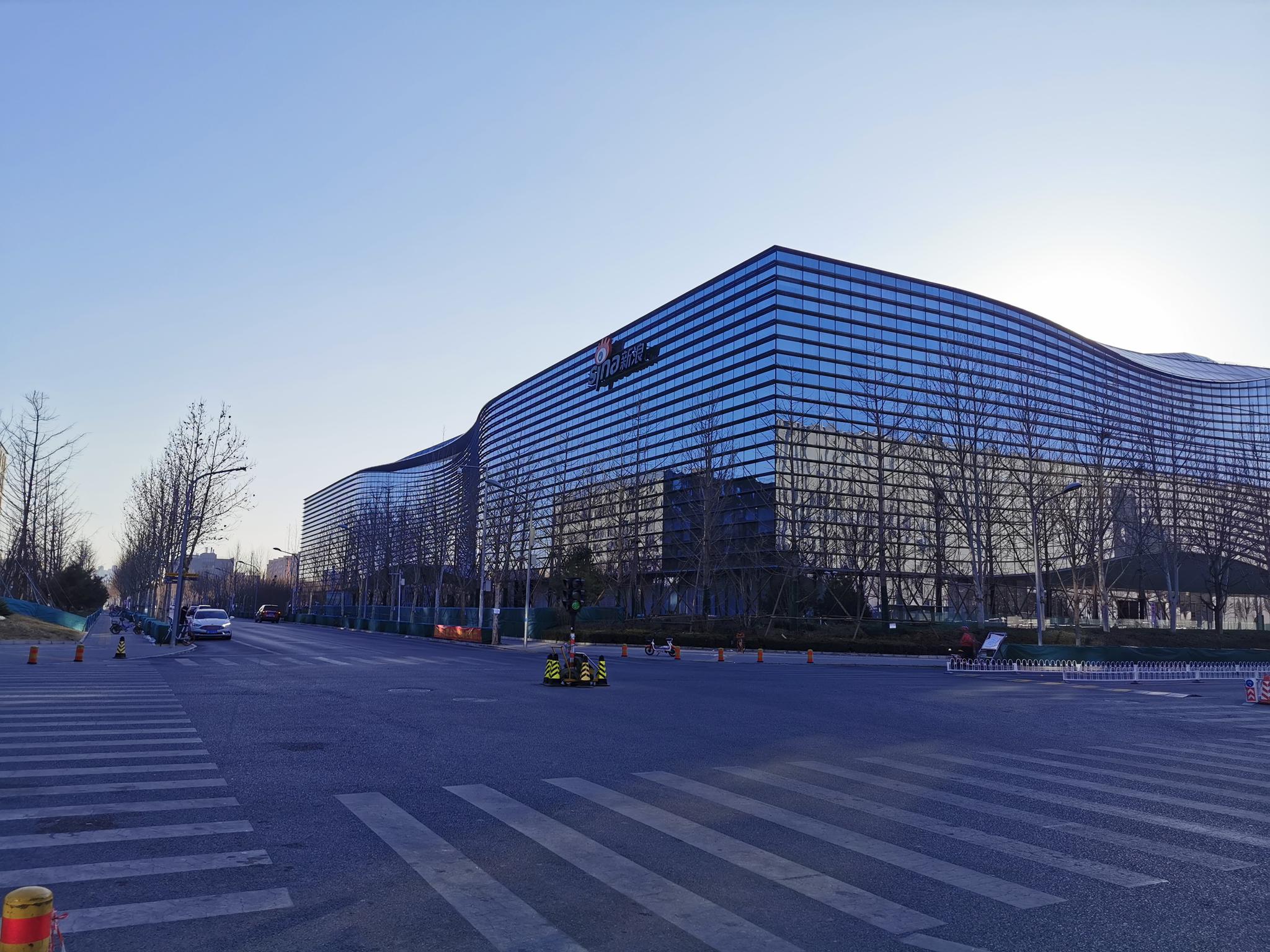 北京新浪总部大厦清晨外景（图片来源：新浪财经《线索Clues》）