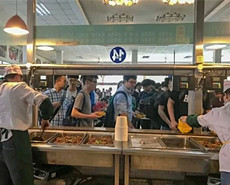 高校捞2000斤大鱼 全校师生免费吃