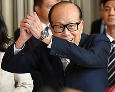 90岁李嘉诚正式退休 下班再三挥手告别