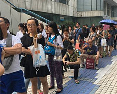 给娃报游泳班 家长提前11小时通宵排队