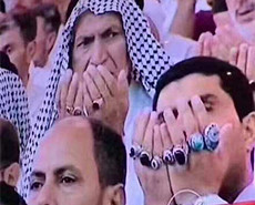 世界杯首战:沙特球迷抬起手神似灭霸