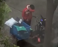 快递小哥货物被偷 雨中暴哭20分钟