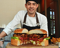 足球大小“黄金”汉堡包面市