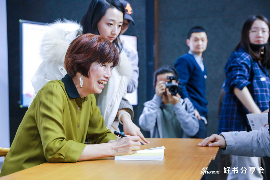 1月10日，新浪好书分享会《断舍离》创始人山下英子携升级版新书《断舍离》空降北京798机遇空间，现场分享生活理念，通过升级体验“断舍离”，遇见人生的各种美好。为书作序的演员陈数也同时现身，讲述她的断舍离实践和生活美学。