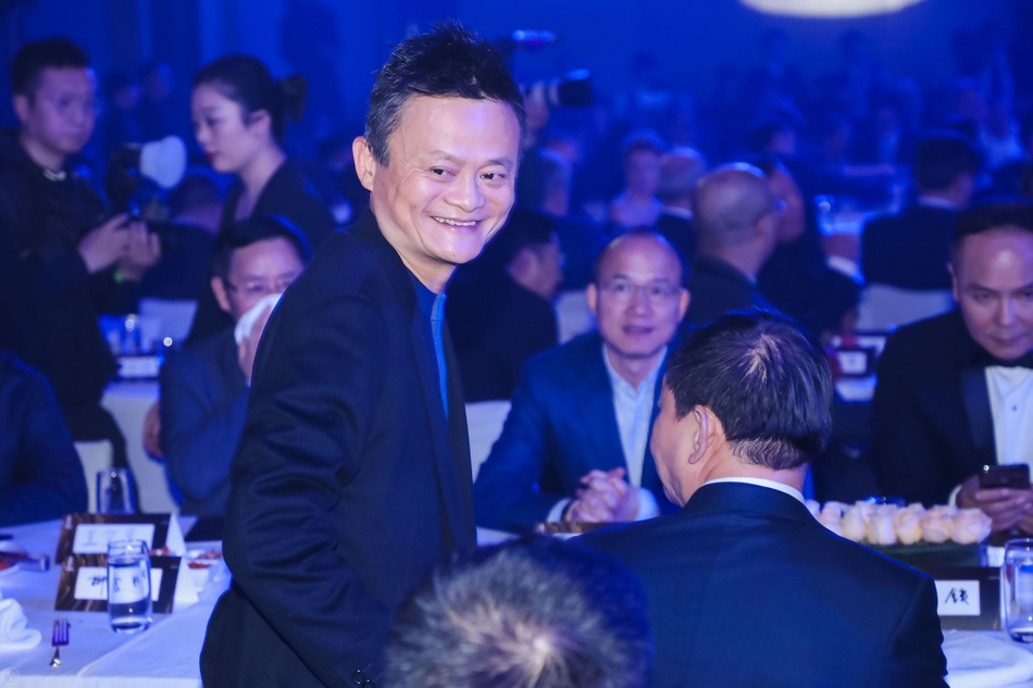 马云换了新发型？是为接下来的表演做准备吗？由中国企业家俱乐部主办的“商界春晚：2019道农会”于1月10日晚间举行，包括马云、柳传志、曹国伟、李东升、刘永好等在内的中国企业俱乐部的理事会成员大显身手，各展才艺。