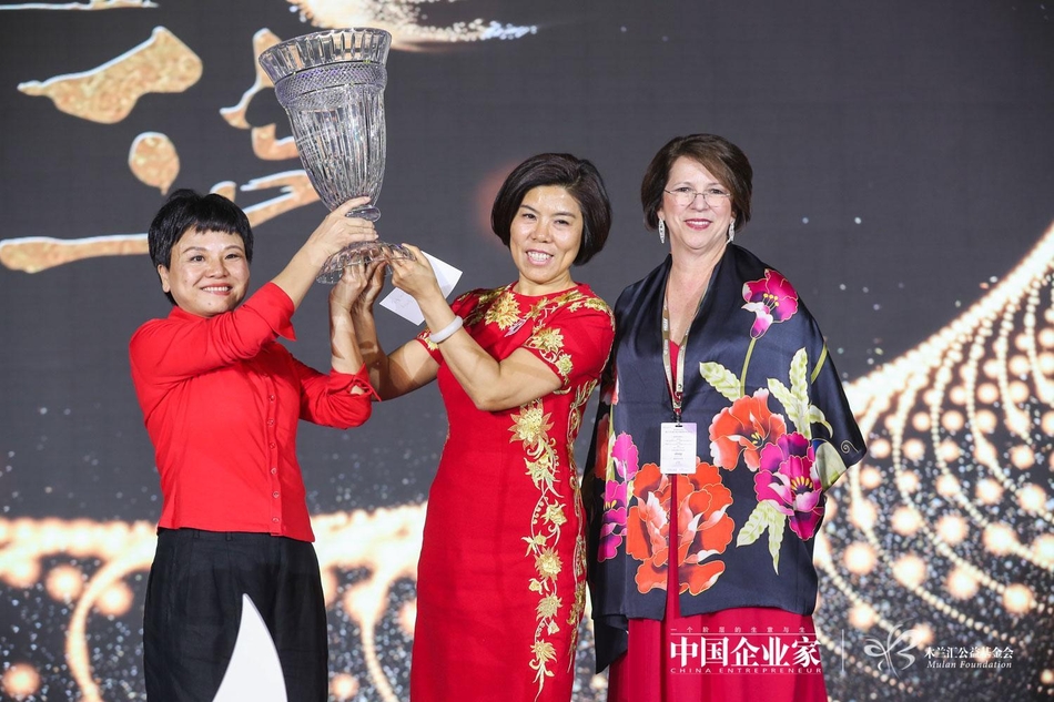 由中国企业家杂志社与木兰汇公益基金会联合主办的“全球木兰论坛暨2018（第十届）中国商界木兰年会”于4月14日在北京举行。主题为：未来之舞，图为2018中国商界木兰颁奖盛典暨木兰汇十周年庆典。
