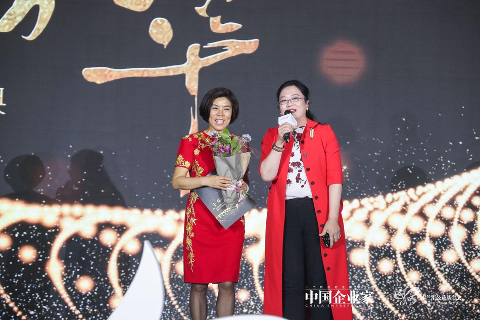 由中国企业家杂志社与木兰汇公益基金会联合主办的“全球木兰论坛暨2018（第十届）中国商界木兰年会”于4月14日在北京举行。主题为：未来之舞，图为2018中国商界木兰颁奖盛典暨木兰汇十周年庆典。