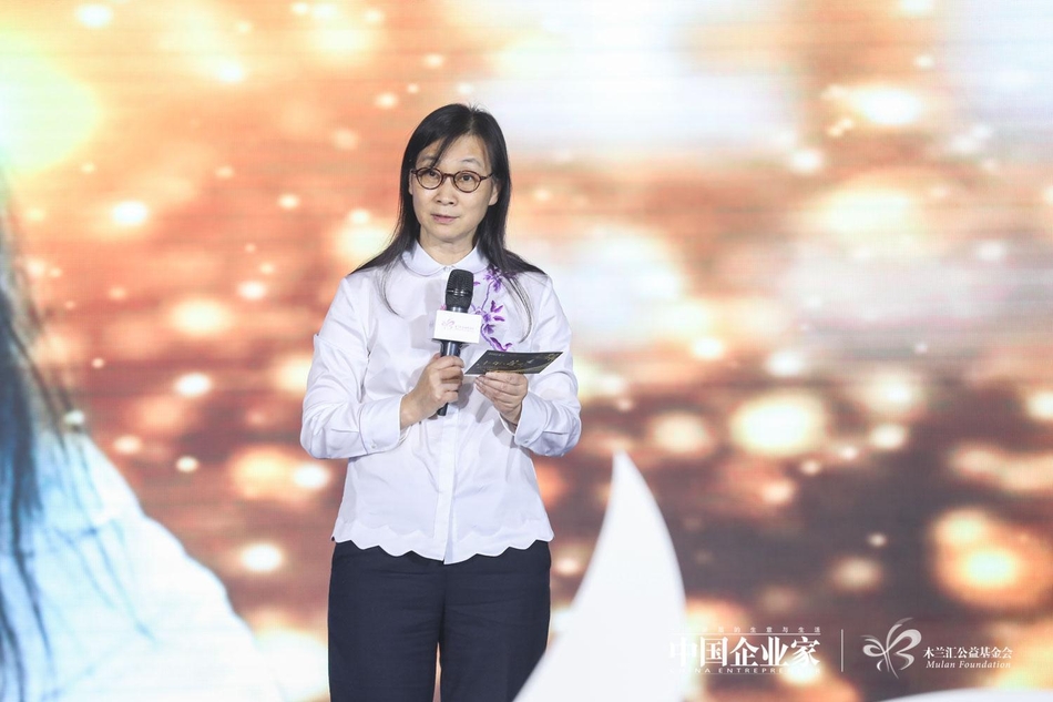 由中国企业家杂志社与木兰汇公益基金会联合主办的“全球木兰论坛暨2018（第十届）中国商界木兰年会”于4月14日在北京举行。主题为：未来之舞，图为2018中国商界木兰颁奖盛典暨木兰汇十周年庆典。