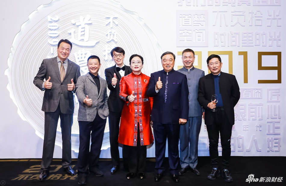 马蔚华、夏华等著名企业家合影。由中国企业家俱乐部主办的“商界春晚：2019道农会”于1月10日晚间举行，包括马云、柳传志、曹国伟、李东升、刘永好等在内的中国企业俱乐部的理事会成员大显身手，各展才艺。