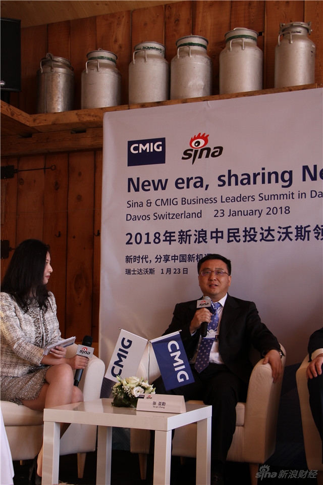 图为百度总裁张亚勤（右） 。