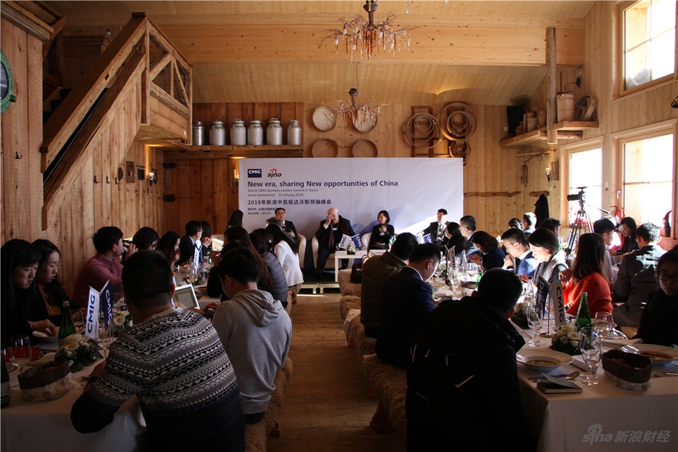 图为大会现场，嘉宾观众均已落座。