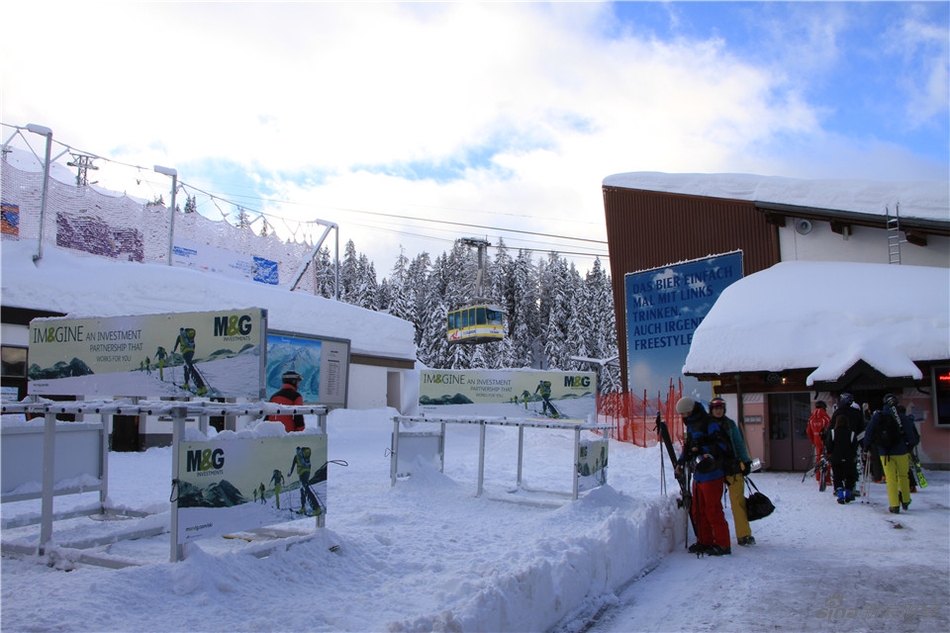 图为索道入口，通过索道可以抵达山顶的酒店。