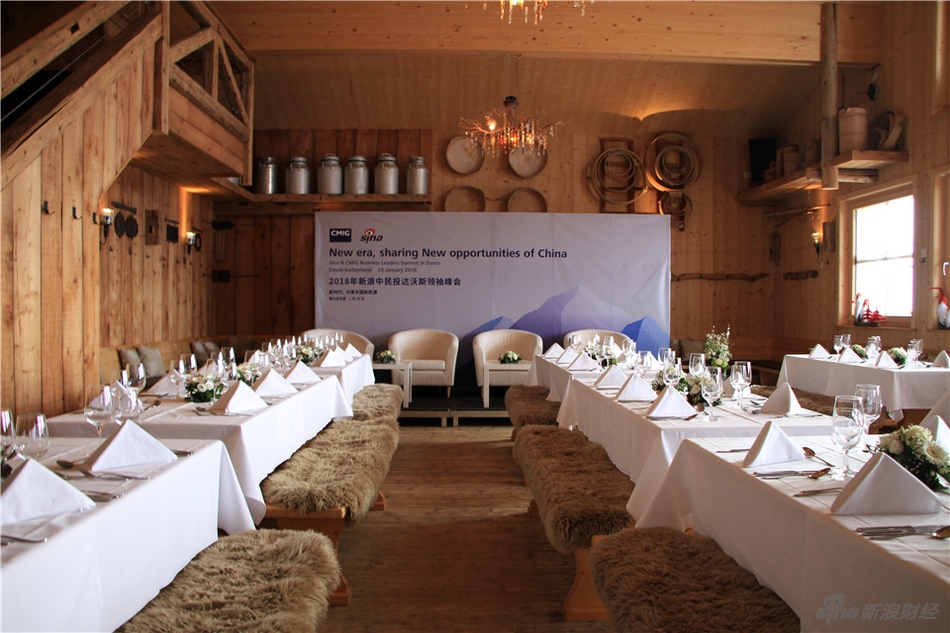 图为午宴现场，粗犷的木屋搭配柔软的毛毯。