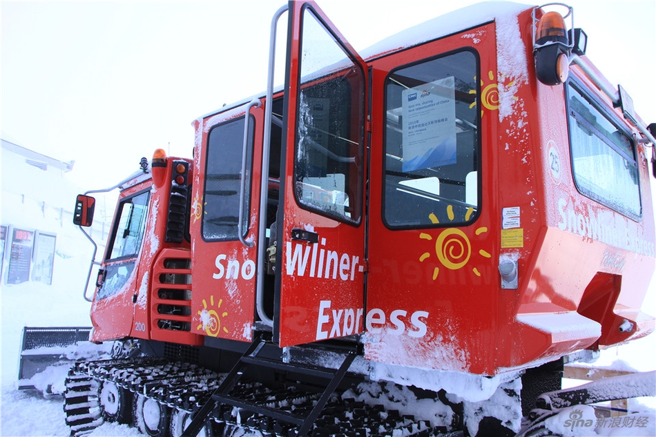图为酒店外面的铲雪车。