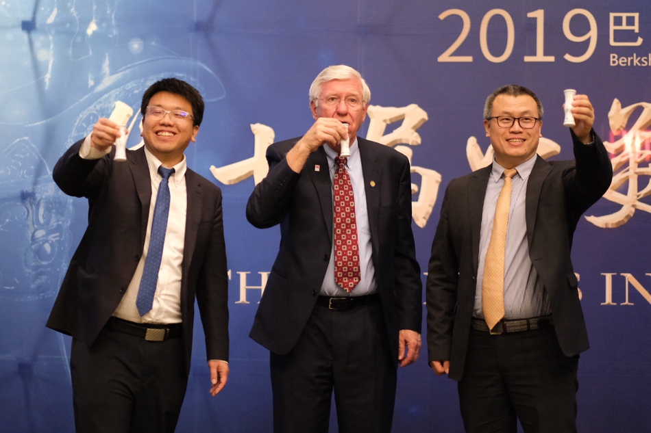 新浪网高级副总裁邓庆旭（右）、汾酒集团市场部部长赵艳涛（左）内布拉斯加州议员Robert Hilkemann（中）在会议上举杯。