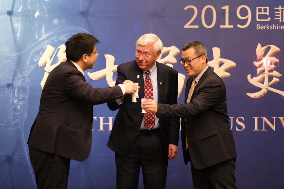 新浪网高级副总裁邓庆旭（右）、汾酒集团市场部部长赵艳涛（左）内布拉斯加州议员Robert Hilkemann（中）在会议上举杯。