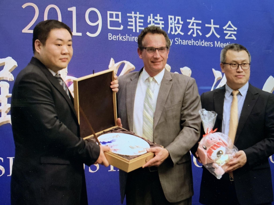 新浪网高级副总裁邓庆旭（右）向参会嘉宾、蓝衫集团董事总经理Gary Dvorchak（中）赠送礼品。