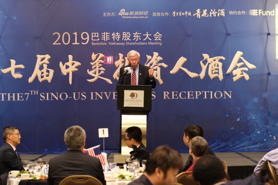 内布拉斯加州州议员Robert Hilkemann在酒会上发言。