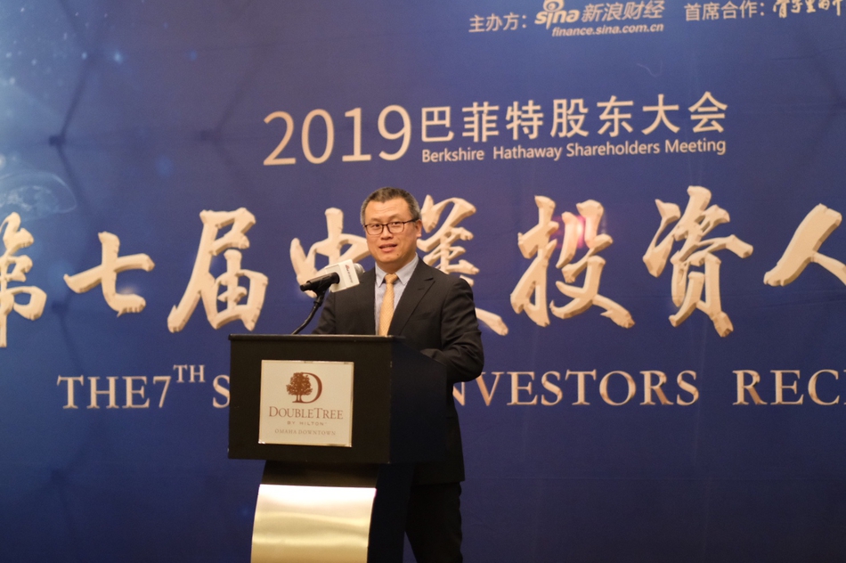 新浪网高级副总裁邓庆旭在酒会上发言。