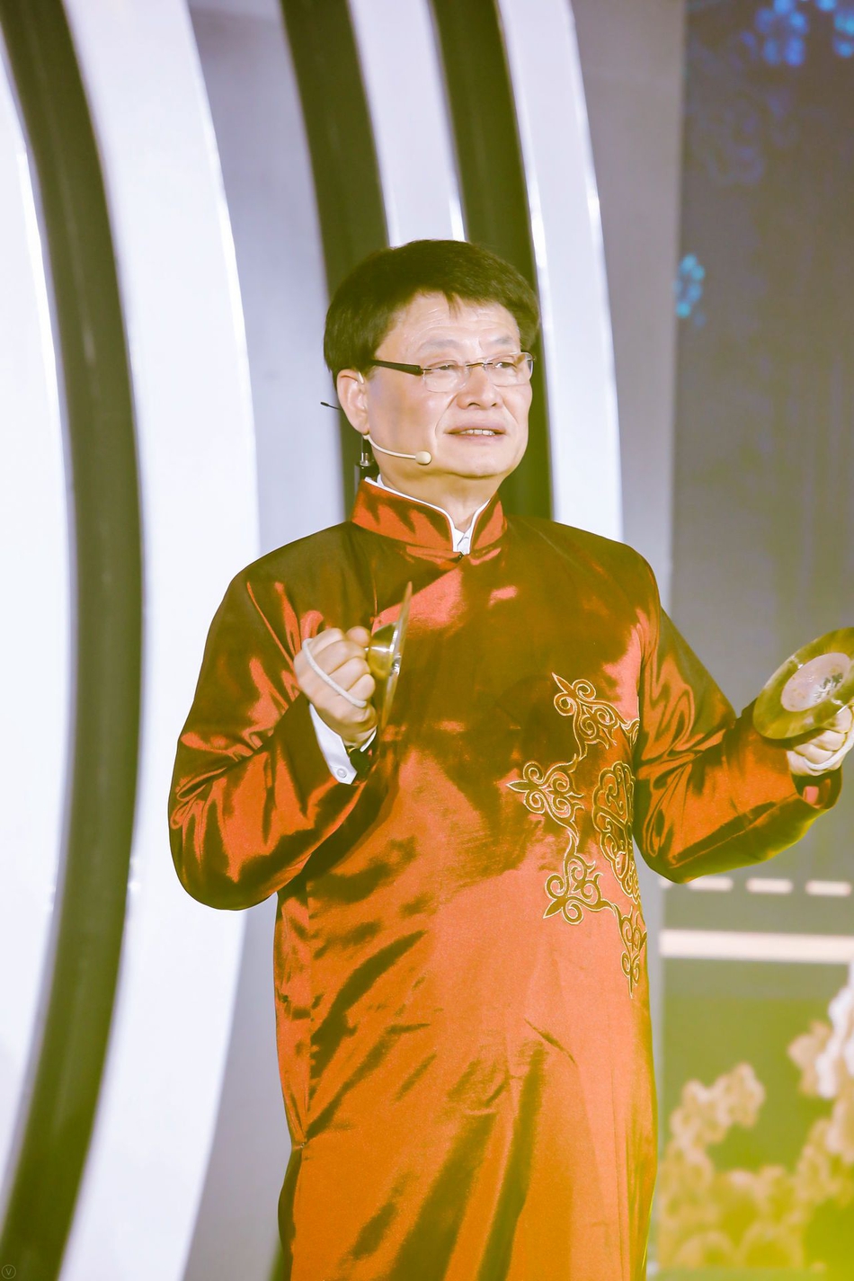 宁高宁、田溯宁、高晓松、洪琦表演三句半《2018那些事儿》。由中国企业家俱乐部主办的“商界春晚：2019道农会”于1月10日晚间举行，包括马云、柳传志、曹国伟、李东生、刘永好等在内的中国企业俱乐部的理事会成员大显身手，各展才艺。