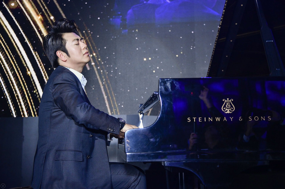 著名钢琴家郎朗演奏《肖邦夜曲》。由中国企业家俱乐部主办的“商界春晚：2019道农会”于1月10日晚间举行，包括马云、柳传志、曹国伟、李东生、刘永好等在内的中国企业俱乐部的理事会成员大显身手，各展才艺。