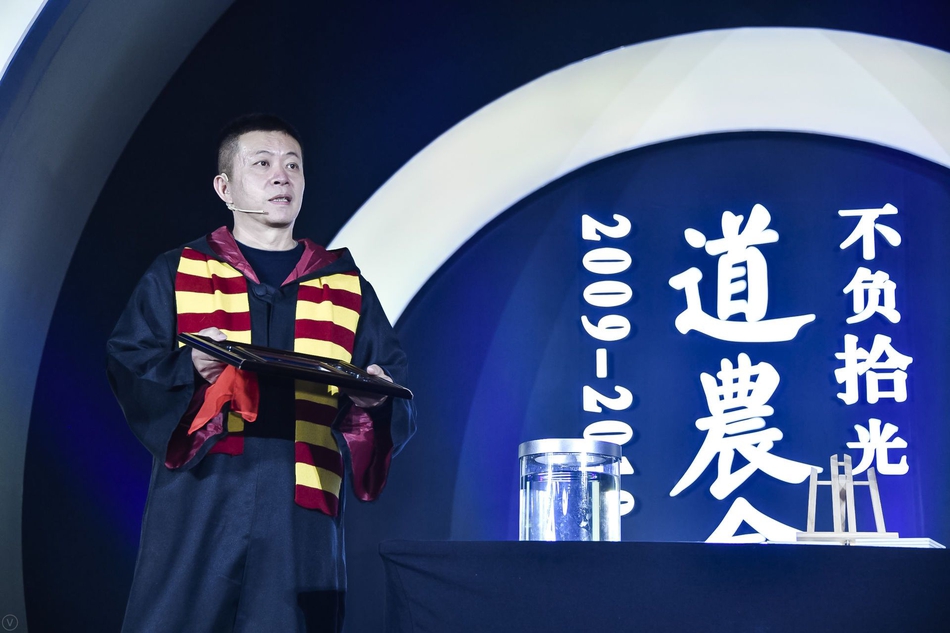 新浪董事长兼首席执行官、微博董事长曹国伟化身大魔术师。由中国企业家俱乐部主办的“商界春晚：2019道农会”于1月10日晚间举行，包括马云、柳传志、曹国伟、李东生、刘永好等在内的中国企业俱乐部的理事会成员大显身手，各展才艺。