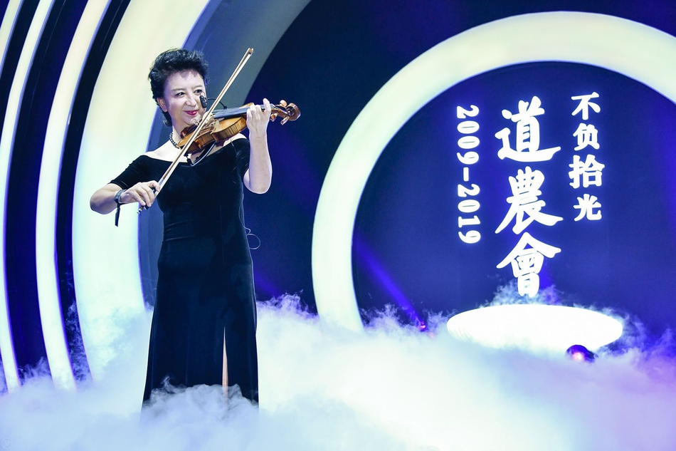 中国企业家俱乐部秘书长程虹拉小提琴。由中国企业家俱乐部主办的“商界春晚：2019道农会”于1月10日晚间举行，包括马云、柳传志、曹国伟、李东生、刘永好等在内的中国企业俱乐部的理事会成员大显身手，各展才艺。
