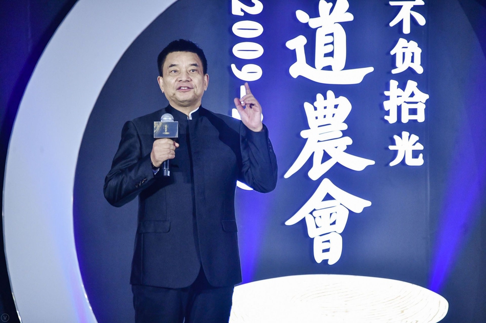 新希望集团董事长刘永好独白《不负拾光》。由中国企业家俱乐部主办的“商界春晚：2019道农会”于1月10日晚间举行，包括马云、柳传志、曹国伟、李东生、刘永好等在内的中国企业俱乐部的理事会成员大显身手，各展才艺。