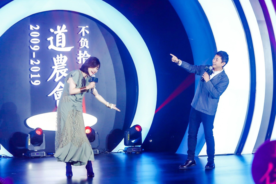 优客工场创始人毛大庆和査可欣合唱《爱你一万年》。由中国企业家俱乐部主办的“商界春晚：2019道农会”于1月10日晚间举行，包括马云、柳传志、曹国伟、李东生、刘永好等在内的中国企业俱乐部的理事会成员大显身手，各展才艺。