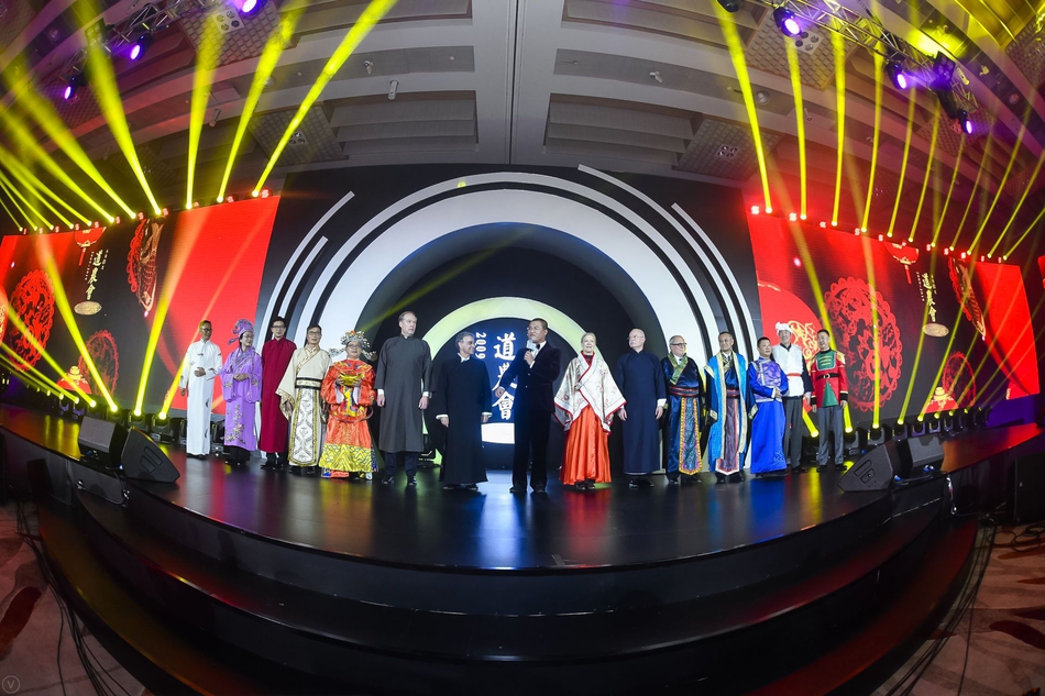 中国企业家俱乐部部分理事及各国大使开场秀。由中国企业家俱乐部主办的“商界春晚：2019道农会”于1月10日晚间举行，包括马云、柳传志、曹国伟、李东生、刘永好等在内的中国企业俱乐部的理事会成员大显身手，各展才艺。