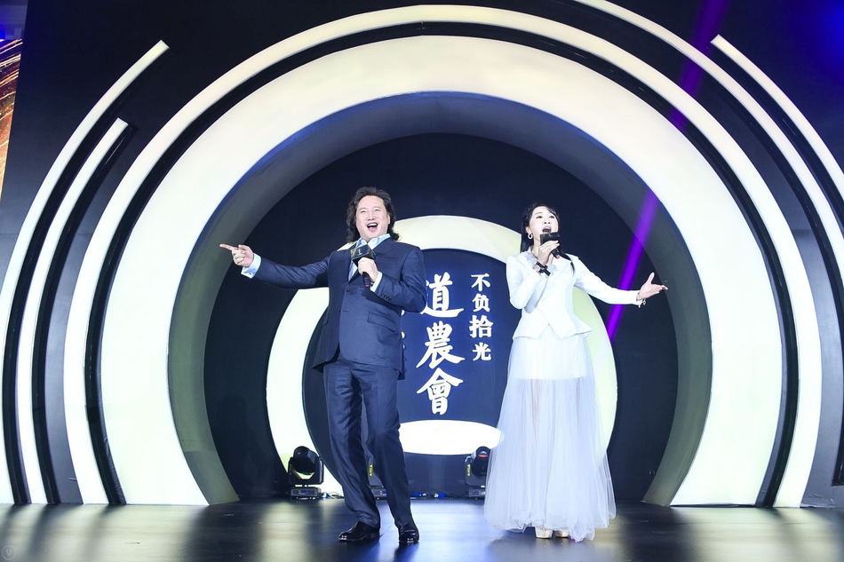 戴玉强与金婷婷演唱《祝酒歌》。由中国企业家俱乐部主办的“商界春晚：2019道农会”于1月10日晚间举行，包括马云、柳传志、曹国伟、李东生、刘永好等在内的中国企业俱乐部的理事会成员大显身手，各展才艺。