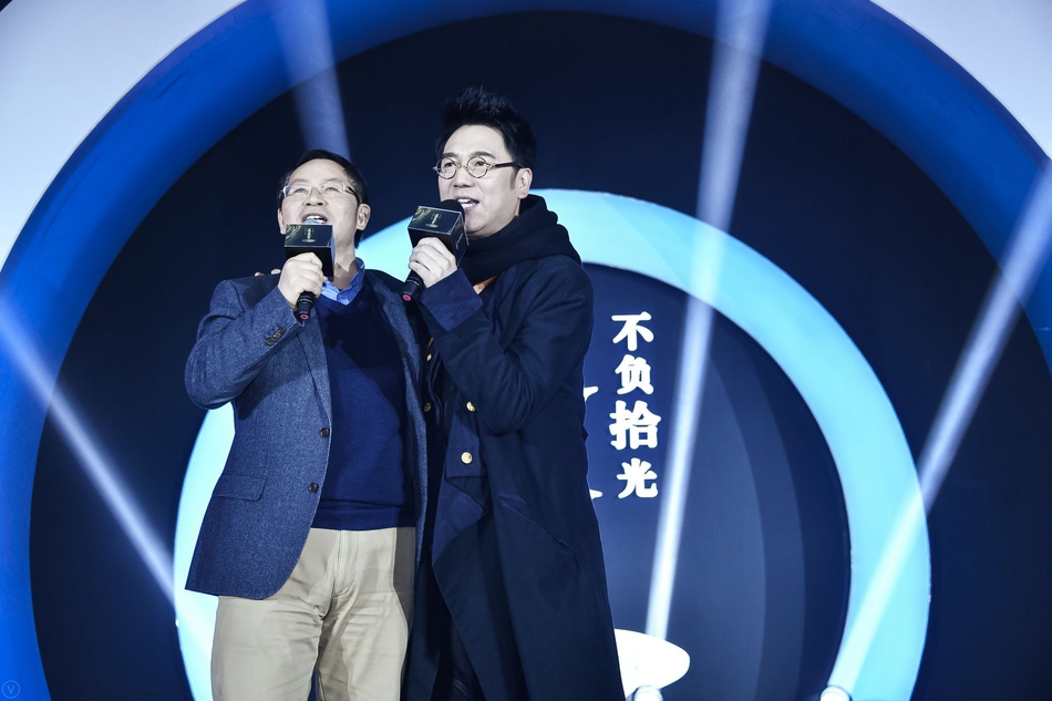 用友集团董事长王文京与林依轮合唱《真心英雄》。由中国企业家俱乐部主办的“商界春晚：2019道农会”于1月10日晚间举行，包括马云、柳传志、曹国伟、李东生、刘永好等在内的中国企业俱乐部的理事会成员大显身手，各展才艺。