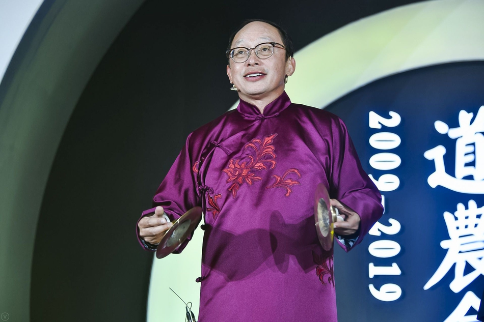 宁高宁、田溯宁、高晓松、洪琦表演三句半《2018那些事儿》。由中国企业家俱乐部主办的“商界春晚：2019道农会”于1月10日晚间举行，包括马云、柳传志、曹国伟、李东生、刘永好等在内的中国企业俱乐部的理事会成员大显身手，各展才艺。