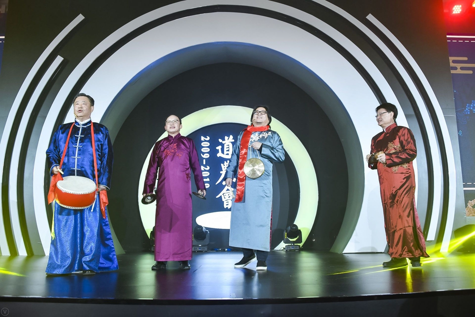 宁高宁、田溯宁、高晓松、洪琦表演三句半《2018那些事儿》。由中国企业家俱乐部主办的“商界春晚：2019道农会”于1月10日晚间举行，包括马云、柳传志、曹国伟、李东生、刘永好等在内的中国企业俱乐部的理事会成员大显身手，各展才艺。