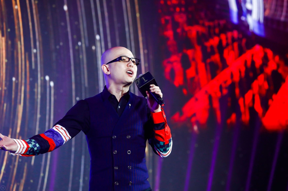 著名歌手平安演唱《最美的颜色》。由中国企业家俱乐部主办的“商界春晚：2019道农会”于1月10日晚间举行，包括马云、柳传志、曹国伟、李东生、刘永好等在内的中国企业俱乐部的理事会成员大显身手，各展才艺。