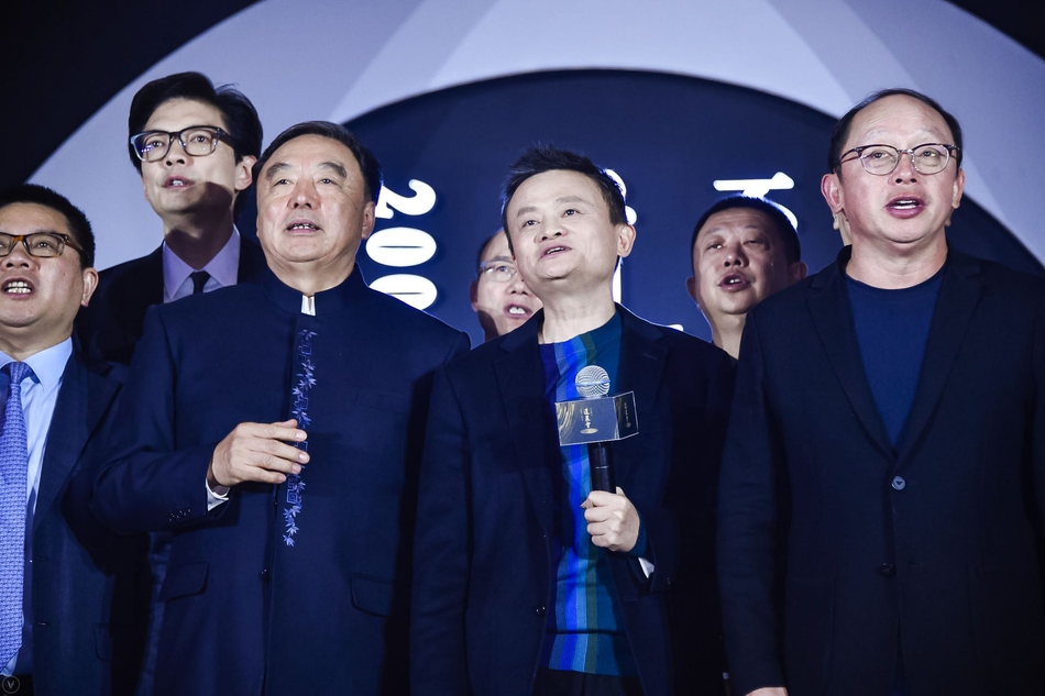 中国企业家俱乐部理事合唱《欢乐颂》。由中国企业家俱乐部主办的“商界春晚：2019道农会”于1月10日晚间举行，包括马云、柳传志、曹国伟、李东生、刘永好等在内的中国企业俱乐部的理事会成员大显身手，各展才艺。