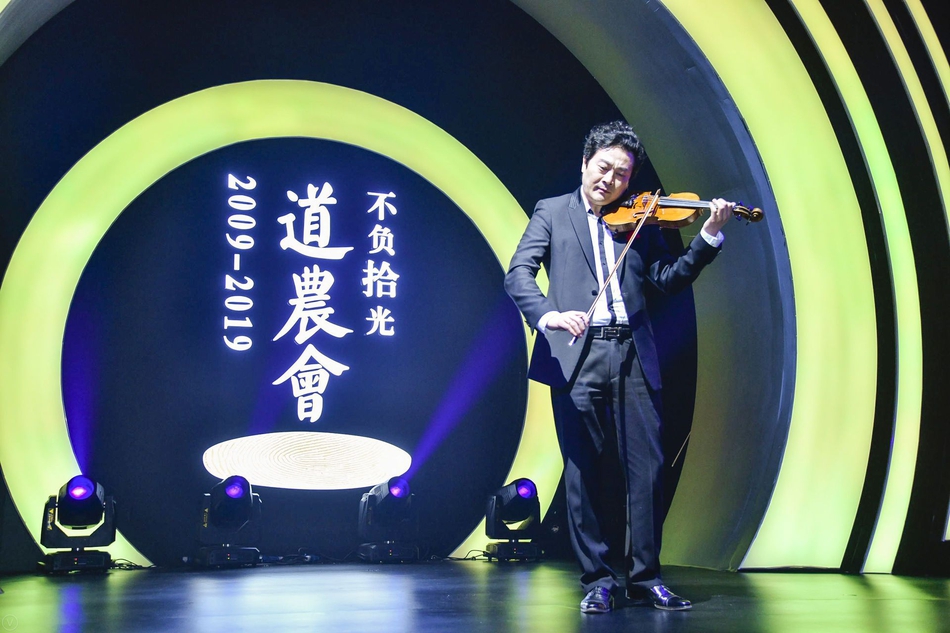 著名小提琴家吕思清演奏《帕格尼尼A大调奏鸣曲》。由中国企业家俱乐部主办的“商界春晚：2019道农会”于1月10日晚间举行，包括马云、柳传志、曹国伟、李东生、刘永好等在内的中国企业俱乐部的理事会成员大显身手，各展才艺。