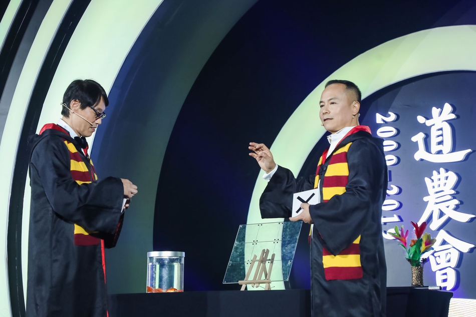 银泰集团董事长沈国军(右)与孙强表演魔术。由中国企业家俱乐部主办的“商界春晚：2019道农会”于1月10日晚间举行，包括马云、柳传志、曹国伟、李东生、刘永好等在内的中国企业俱乐部的理事会成员大显身手，各展才艺。