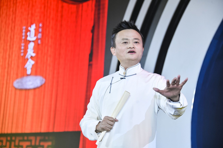 马云长衫白褂献唱《空城计》。由中国企业家俱乐部主办的“商界春晚：2019道农会”于1月10日晚间举行，包括马云、柳传志、曹国伟、李东生、刘永好等在内的中国企业俱乐部的理事会成员大显身手，各展才艺。