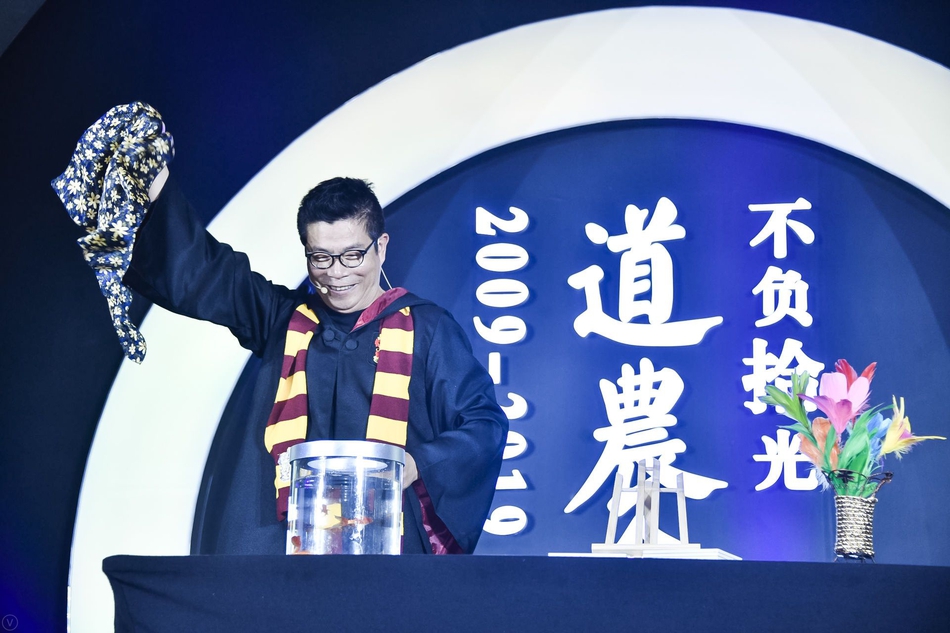 华谊兄弟董事长王中军表演魔术。由中国企业家俱乐部主办的“商界春晚：2019道农会”于1月10日晚间举行，包括马云、柳传志、曹国伟、李东生、刘永好等在内的中国企业俱乐部的理事会成员大显身手，各展才艺。