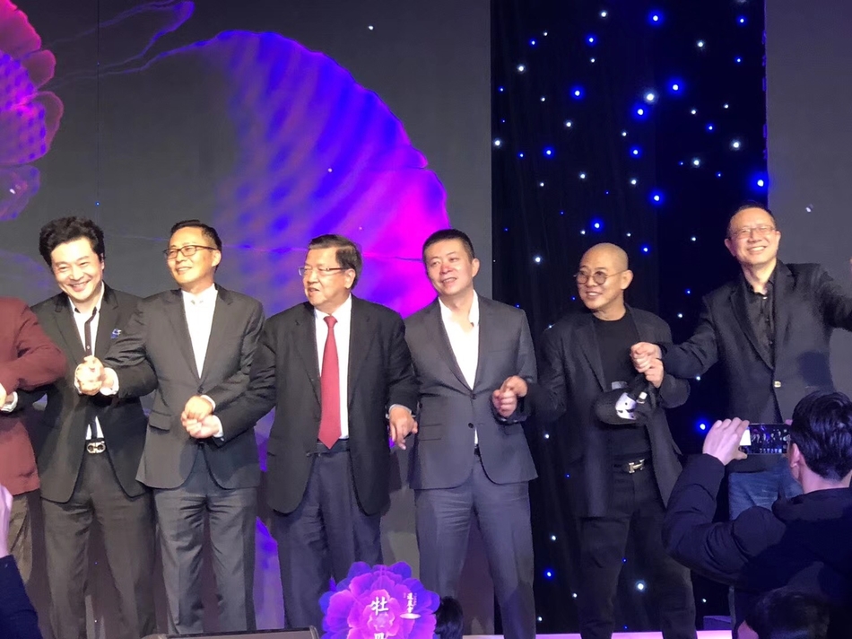 由中国企业家俱乐部主办的“2018道农会”于1月19日在北京举行。“道农会”被喻为“商界春晚”，包括马云、柳传志、曹国伟、雷军等在内的中国企业俱乐部的理事成员会大显身手，各展才艺。图为曹国伟、龙永图等人手拉手献唱。